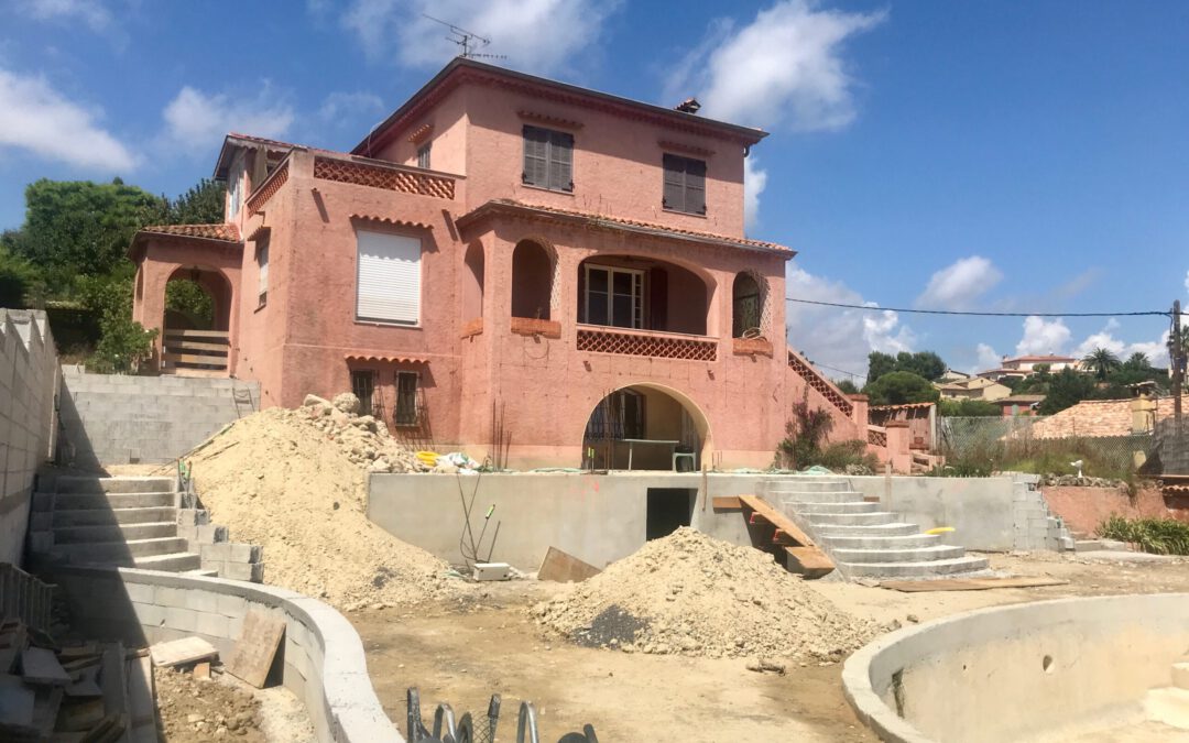 Projet en cours de réalisation : Conception et réalisation d’un jardin paysager méditerranéen, rénovation de piscine, construction d’une extension de villa